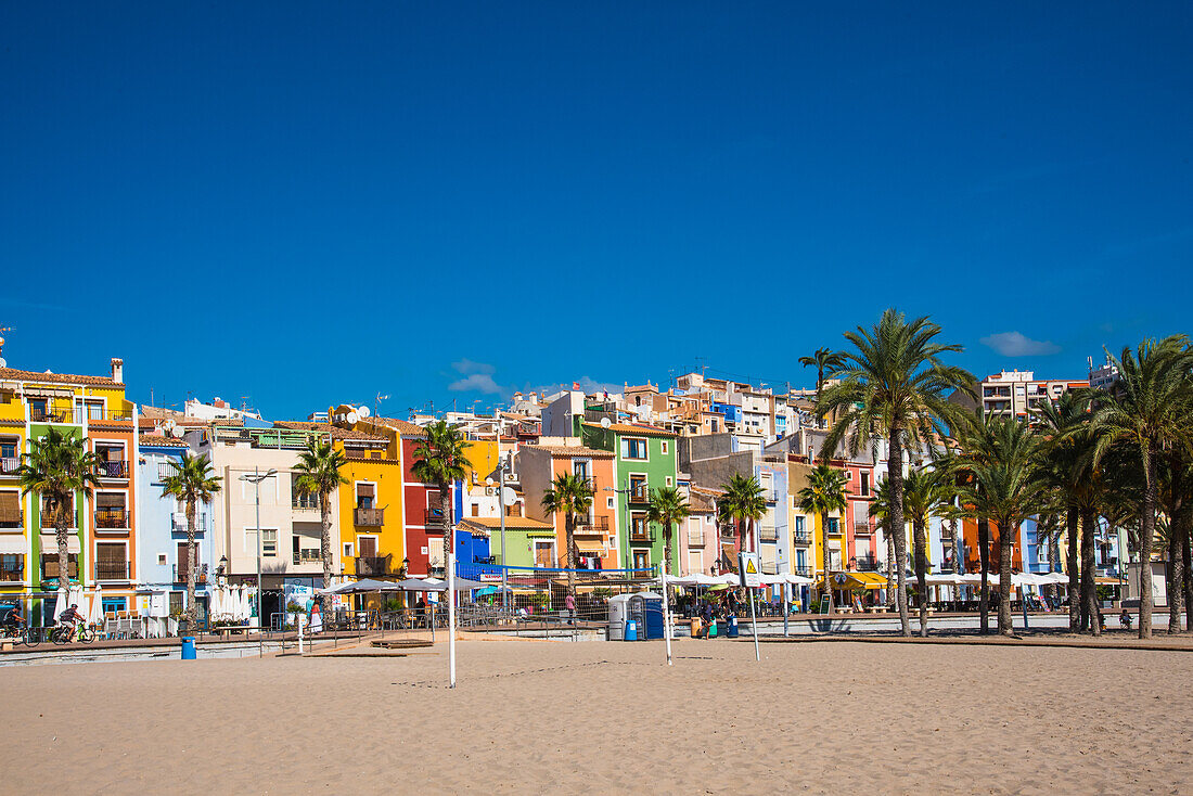 Strand und die bunten Häuser an der Uferpromenade, Stadt Villayoyosa, Costa Blanca, Provinz Alicante, Spanien