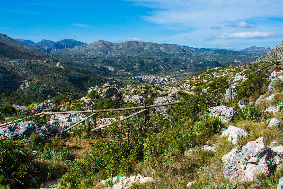 'Dolinen' Karstlöcher mit Umzäunung in Berglandschaft, Bergdorf Vall d’Ebo, in der Sierra Mariola, Costa Blanca, Provinz Alicante, Spanien