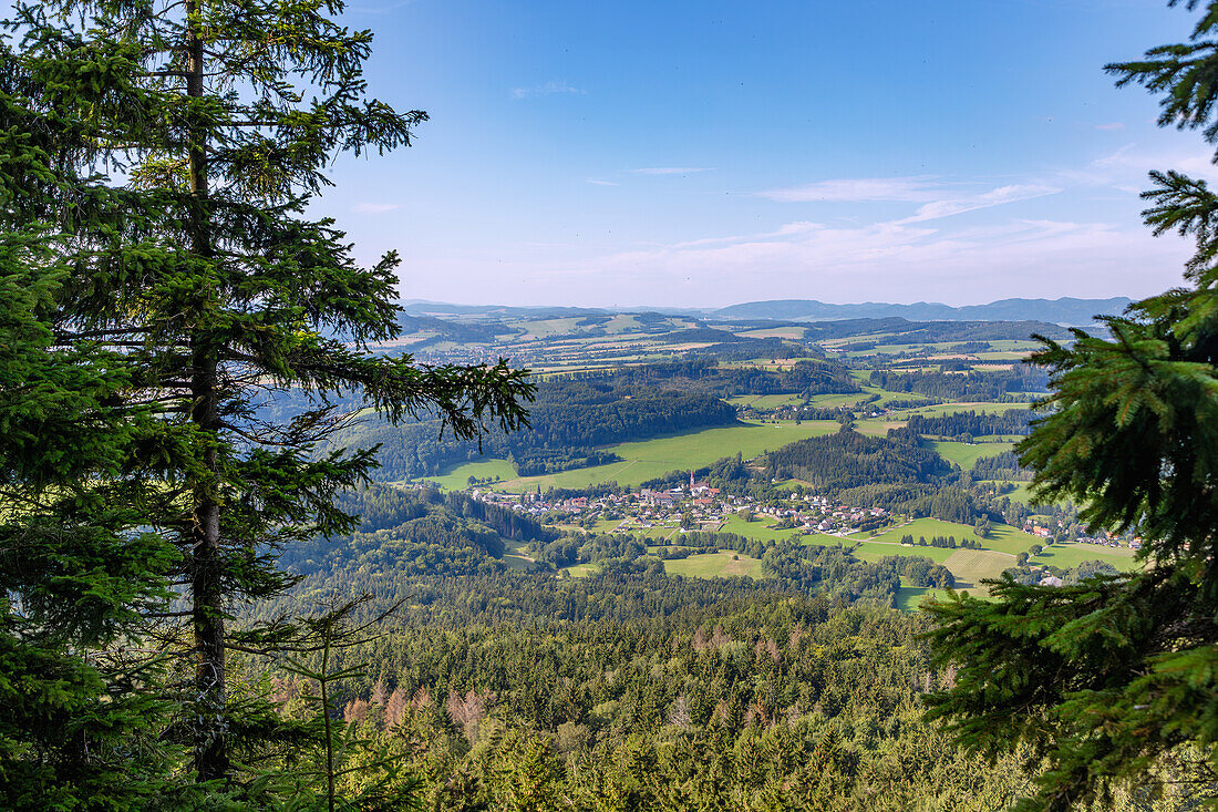 Aussichtspunkt mit Blick über Tschechien mit dem Ort Machov Richtung Riesengebirge im Felslabyrinth Błędne Skały (Bledne Skaly) im Heuscheuergebirge (Góry Stołowe Nationalpark) im Glatzer Bergland in der Woiwodschaft Dolnośląskie in Polen