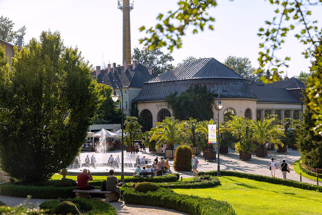 Kurpark mit Trinkhaus und Springbrunnen in Kudowa-Zdrój (Kudowa Zdroj; Bad Kudowa) im Glatzer Bergland in der Woiwodschaft Dolnośląskie in Polen