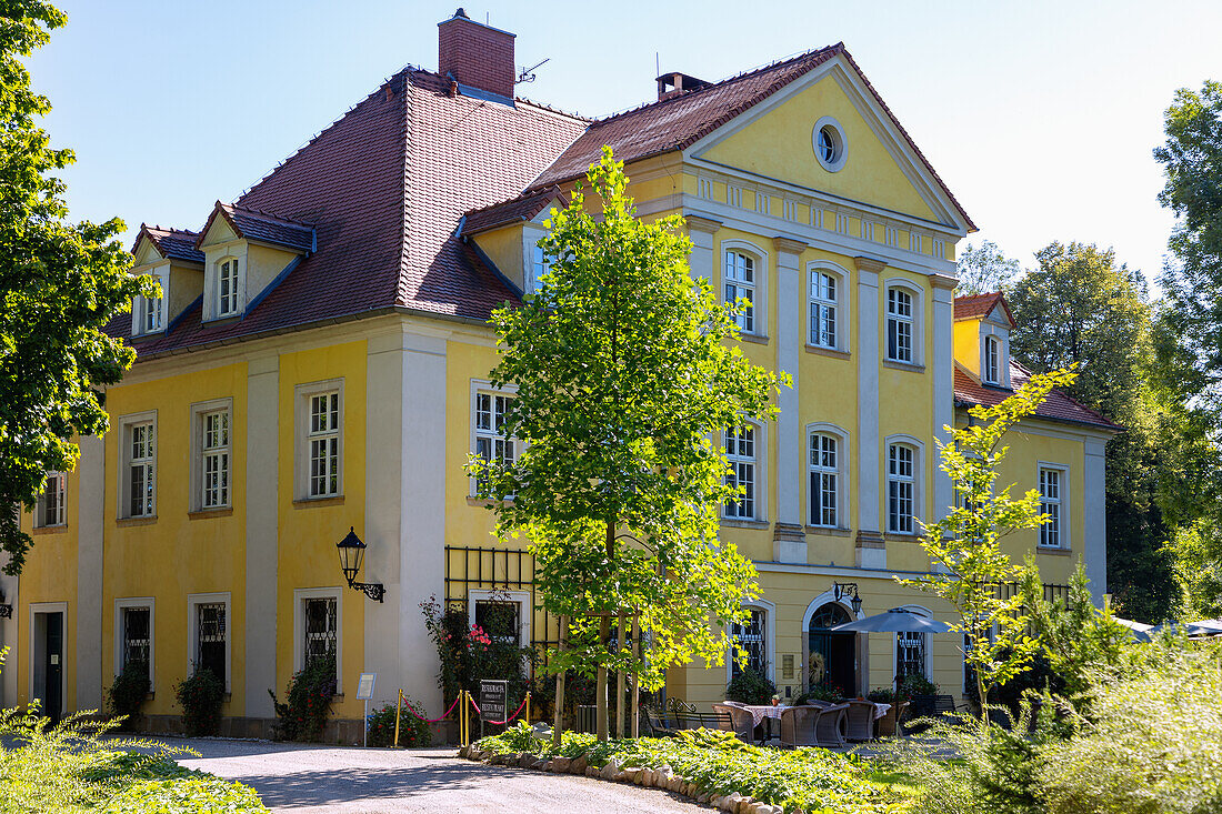 Restaurant Small Lomnitz Castle (Zamek, Mały Pałac Łomnica, Palac Lomnica) in the Hirschberg Valley (Kotlina Jeleniogórska; Kotlina Jeleniogorska) in the Giant Mountains (Karkonosze) in the Dolnośląskie Voivodeship of Poland