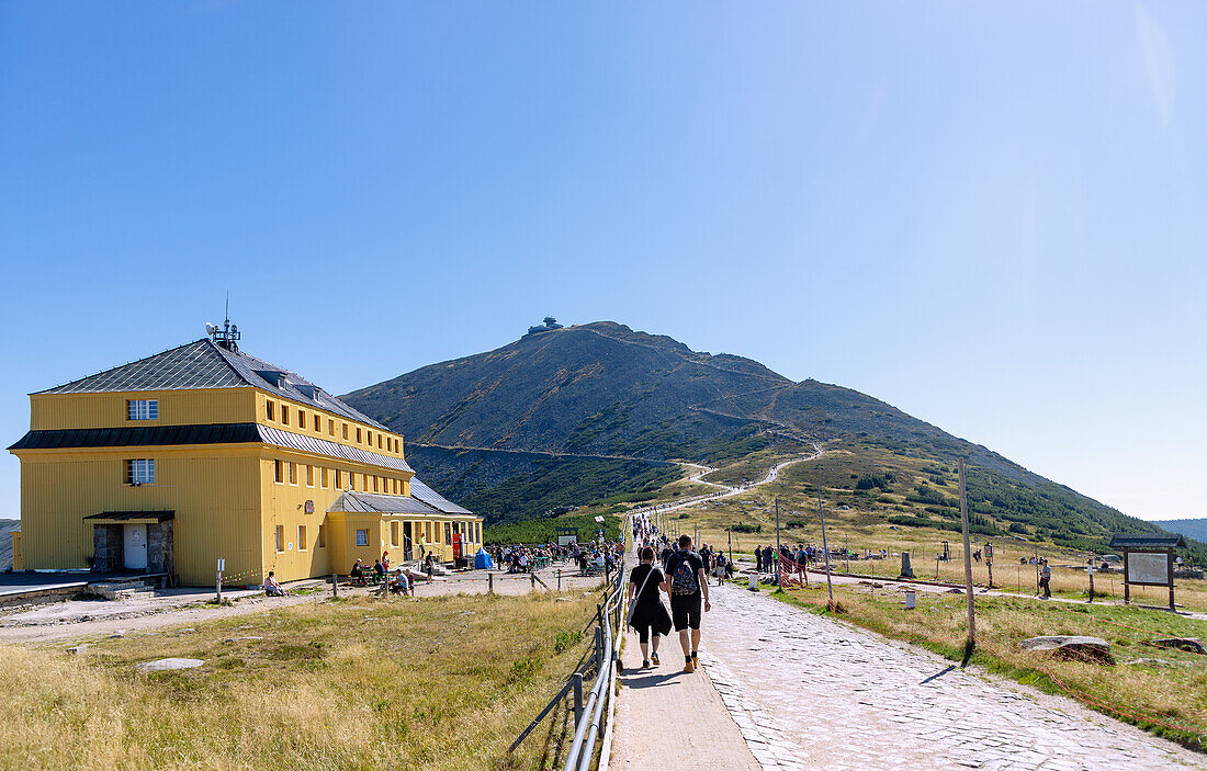 Wanderwege zur Schneekoppe (Śnieżka; Sniezka) und Rastplatz am Schlesierhaus (Dom Śląski; Dom Slaski) im Nationalpark Riesengebirge (Karkonoski Park Narodowy) in der Woiwodschaft Dolnośląskie in Polen