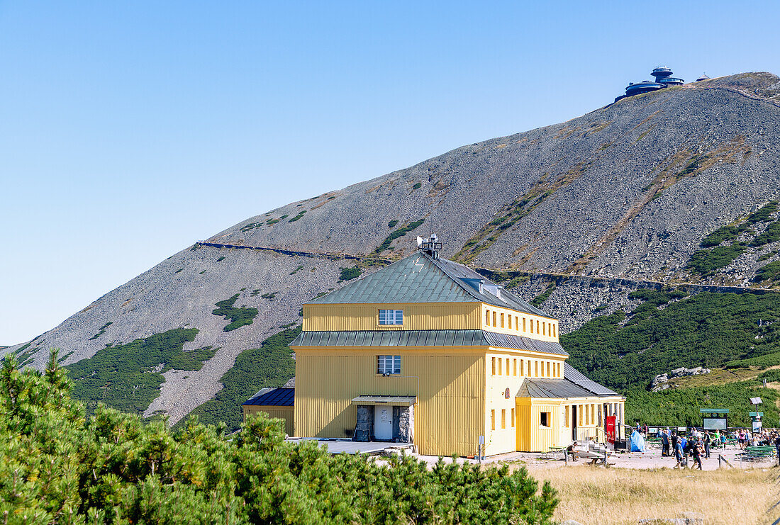 Schneekoppe (Śnieżka; Sniezka) und Rastplatz am Schlesierhaus (Dom Śląski; Dom Slaski) im Nationalpark Riesengebirge (Karkonoski Park Narodowy) in der Woiwodschaft Dolnośląskie in Polen