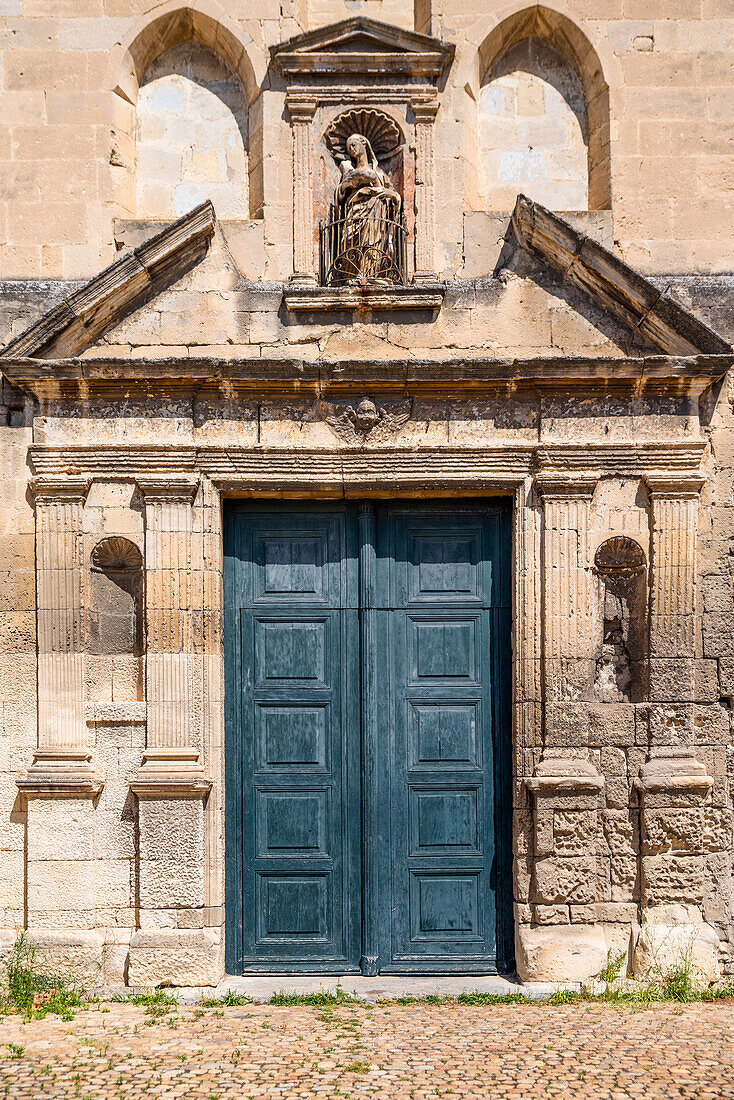 Petrolfarbene Tür einer Kirche in Arles, Frankreich.