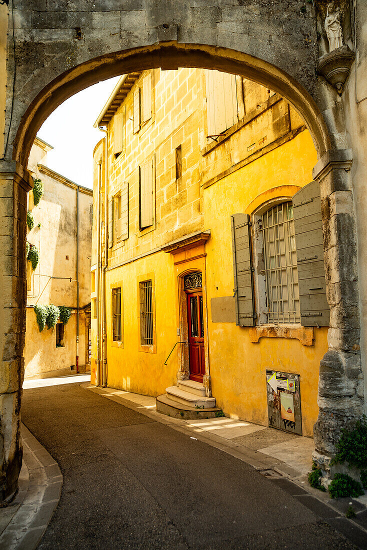 Gewölbtes Steintor in der mittelalterlichen Stadt Arles, Frankreich