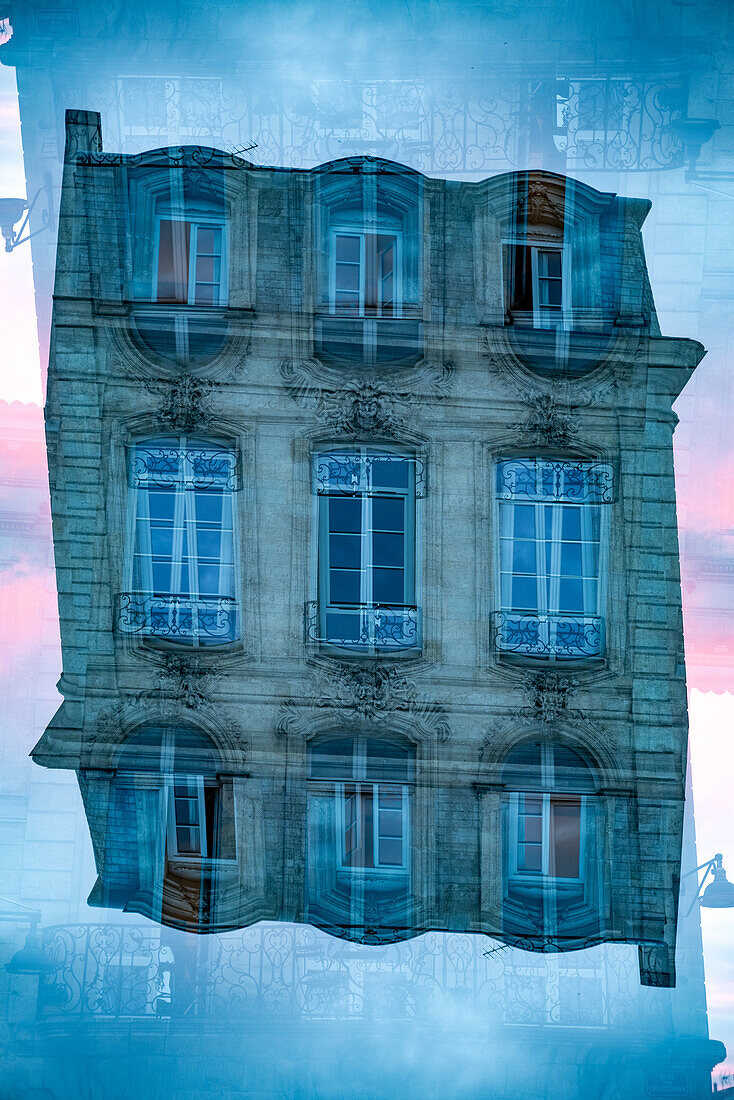 Doppelbelichtung eines Wohnhauses im farbenfrohen Abendlicht in Bordeaux, Frankreich.