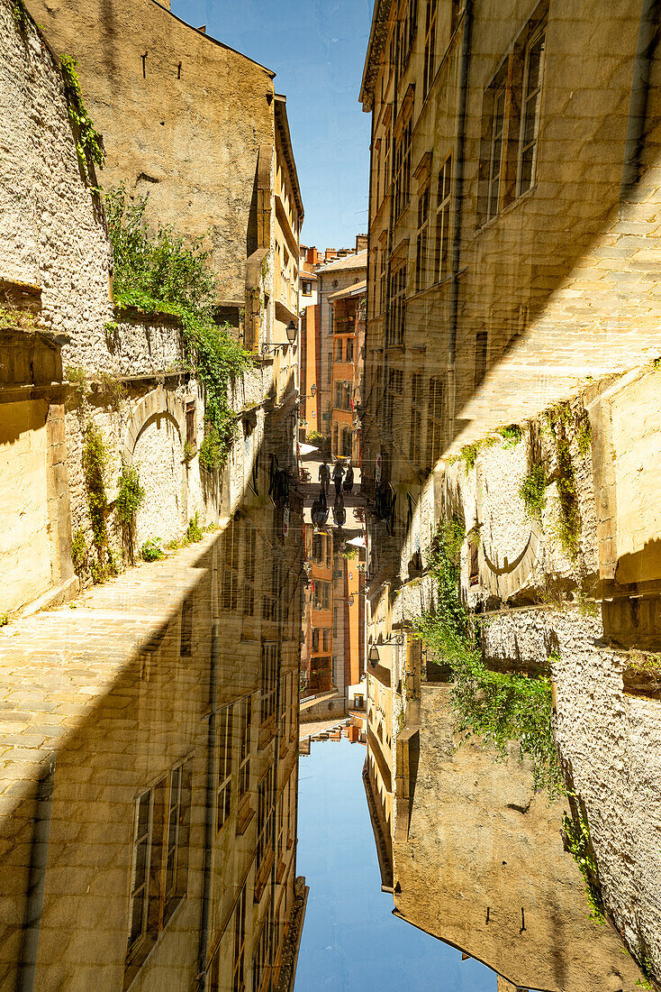 Doppelbelichtung einer mittelalterlichen Gasse in Lyon, Frankreich.