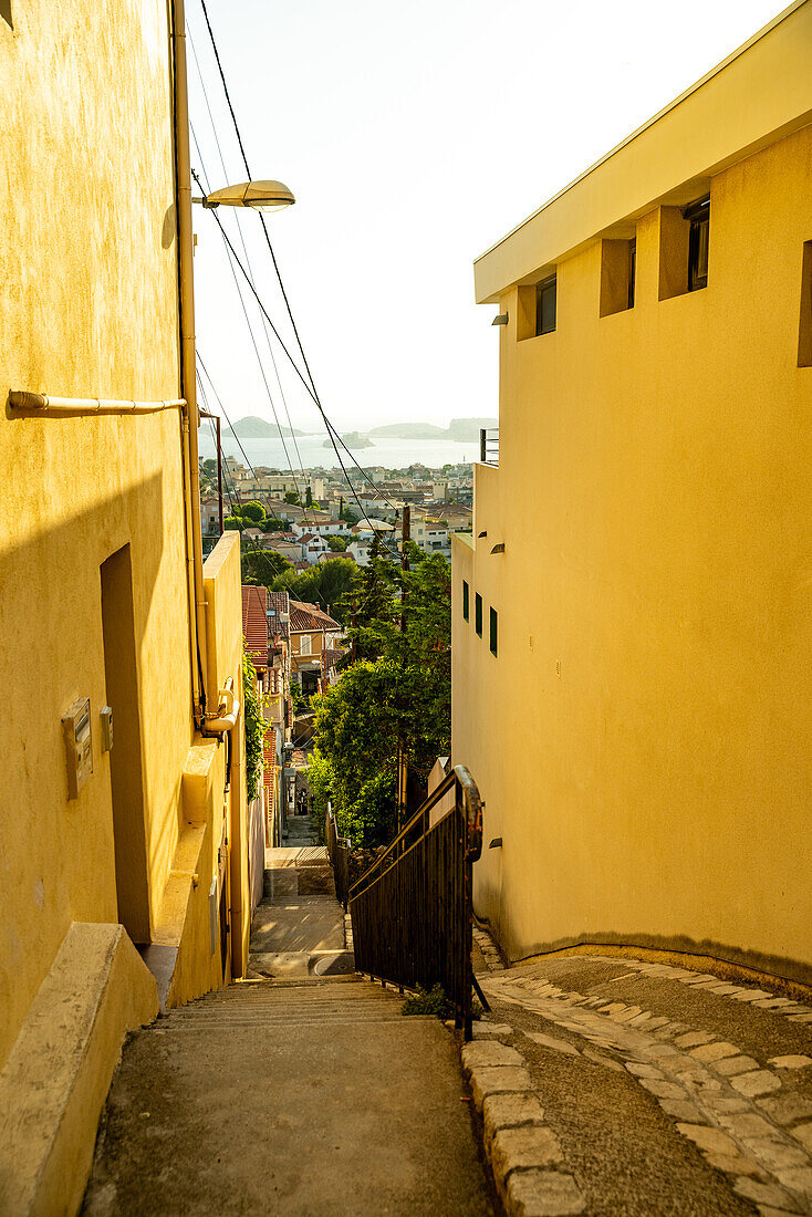 Eine schmale Treppe führt hinunter auf die Hügel rund um Marseille, Frankreich.