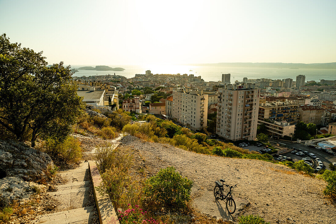 Ein Blick auf Marseille von einem nahe gelegenen Hügel.