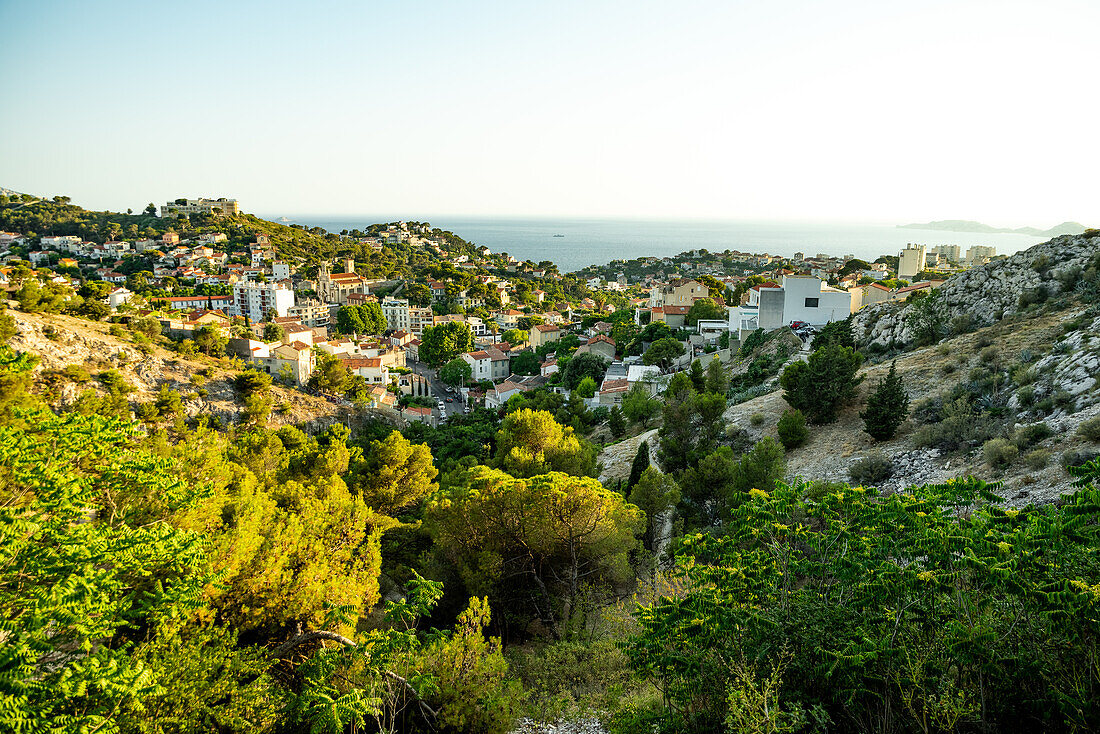 Ein Blick auf Marseille und das Mittelmeer von einem nahe gelegenen Hügel.