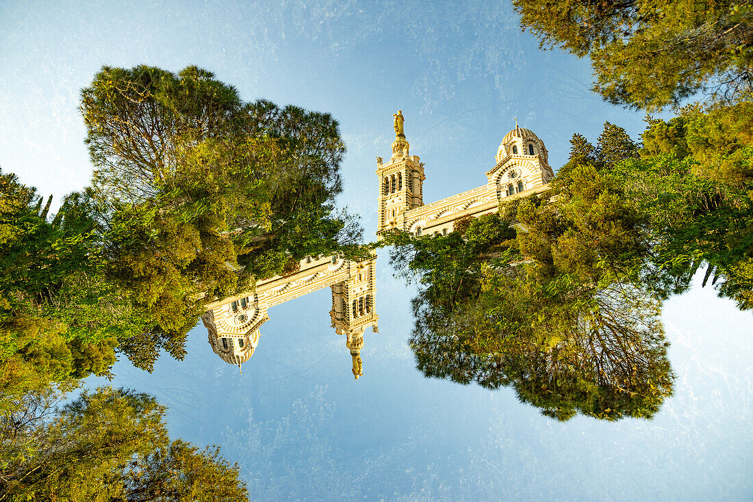 Doppelbelichtung der Basilika Notre-Dame-de-la-Garde in Marseille, Frankreich.