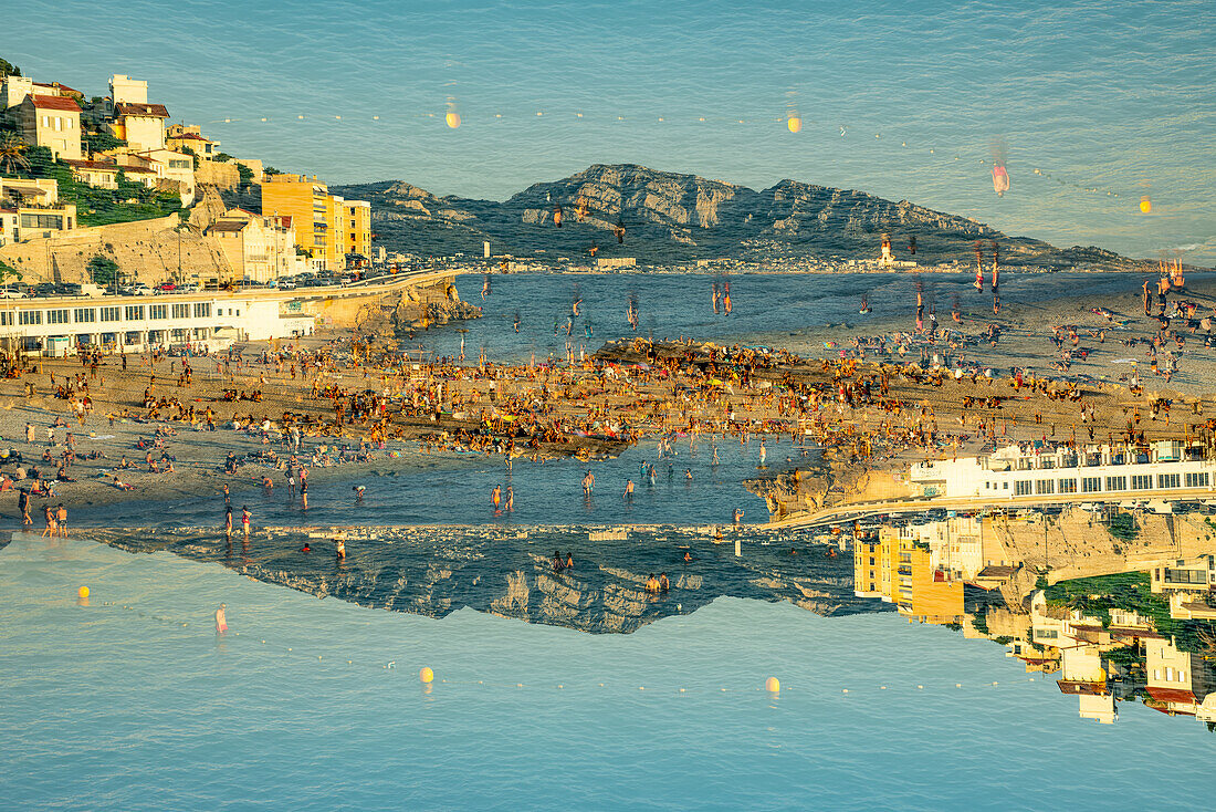 Doppelbelichtung von Menschen, die im Mittelmeer in der Nähe von Marseille, Frankreich, baden