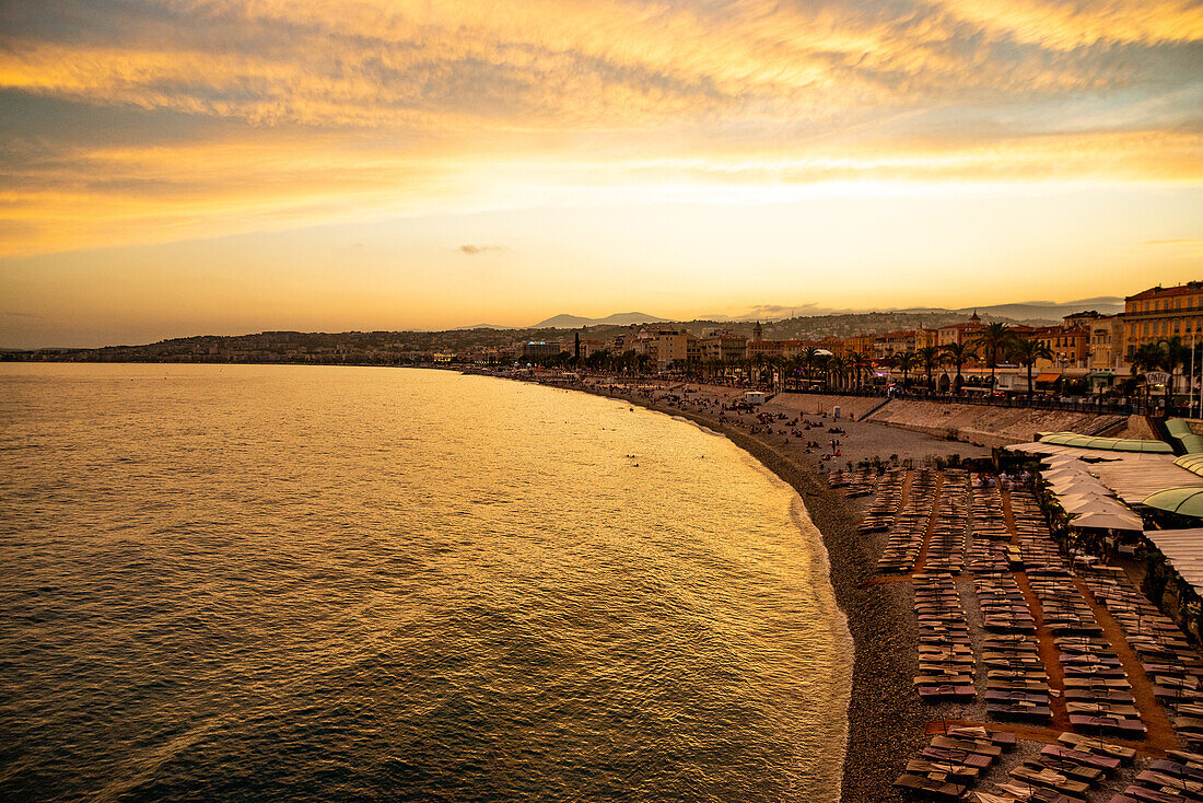 Blick auf den öffentlichen Strand von Castel und das Mittelmeer in Nizza, Frankreich