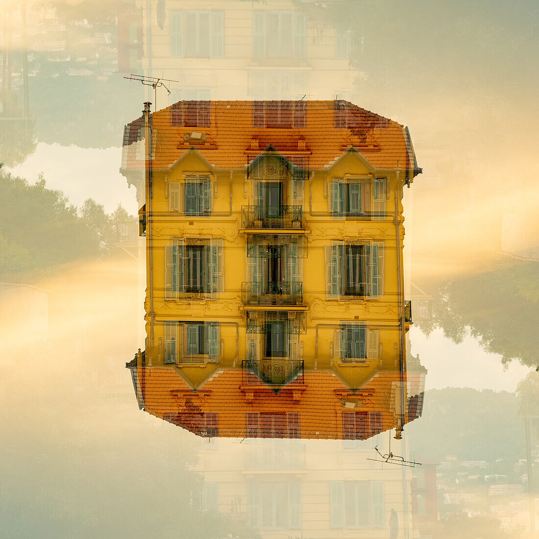 Doppelbelichtung eines gelben Hauses in Nizza, Frankreich.