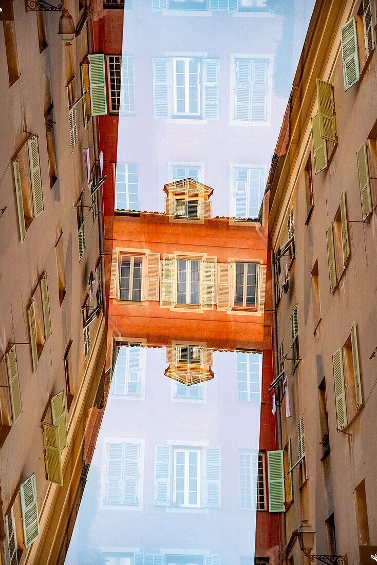 Grafische Doppelbelichtung von Wohngebäuden in Nizza, Frankreich.