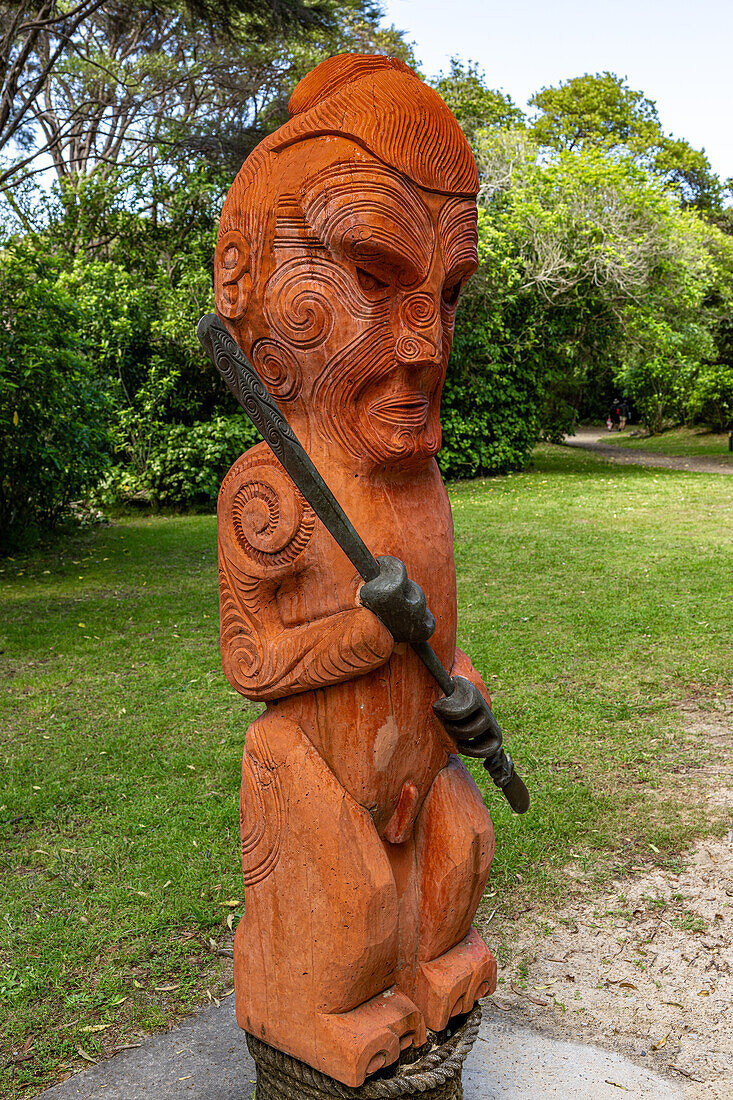 Holzfigur im Abel-Tasman-Nationalpark von Wanderwegen im Park in der Nähe des Nelson Tasman Nationalpark auf der Südinsel Neuseeland