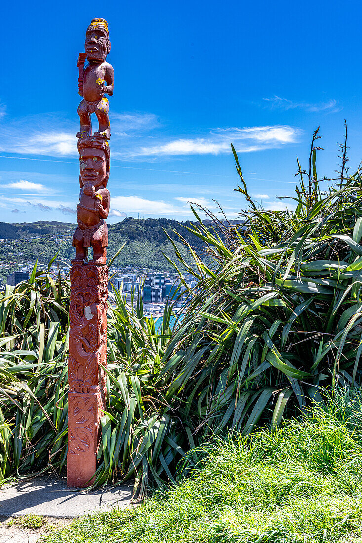 Aussicht vom Gipfel des Mount Victoria außerhalb von Wellington, Neuseeland, Totem und spektakulärer Aussicht