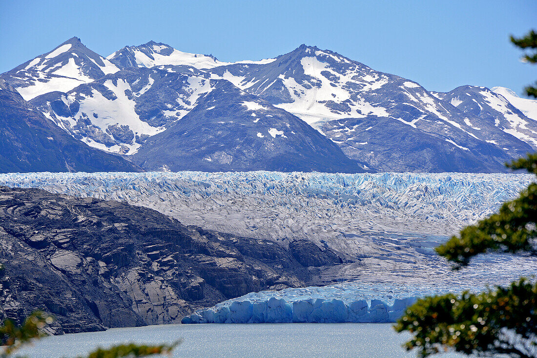 Chile; Südchile; Region Magallanes; Gebirge der südlichen Cordillera Patagonica; Nationalpark Torres del Paine; Lago Grey; Blick auf den östlichen Teil des Grey Gletscher und Gebirge im Hintergrund