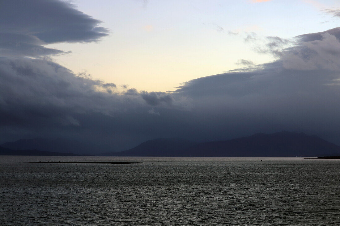 Chile; Südchile; Region Magallanes; Gebirge der südlichen Cordillera Patagonica; Seno Ultima Esperanza bei Puerto Natales; schwarze Regenwolken verdunkeln die Landschaft; 