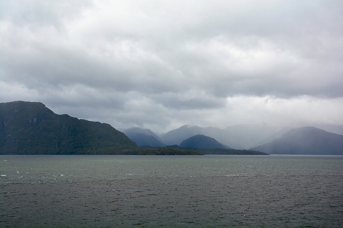 Chile; Südchile; Region Aysen; Gebirge der südlichen Cordillera Patagonica; auf der Navimag Fähre durch die patagonischen Fjorde; Canal Messier; tief hängende Regenwolken