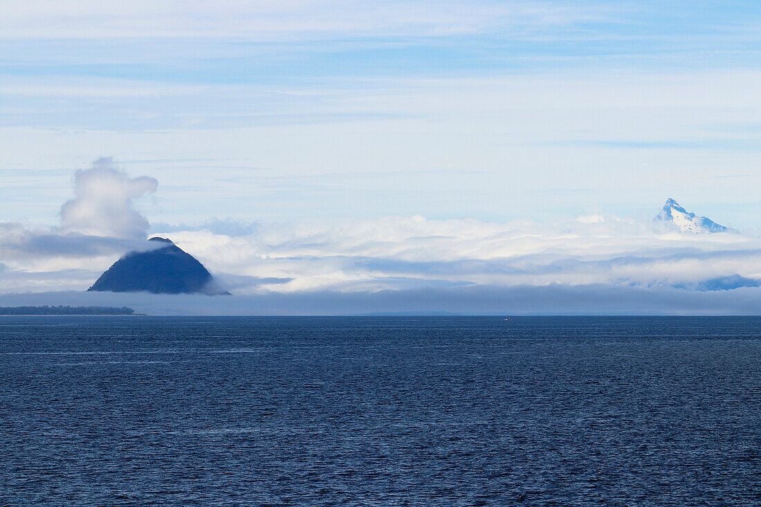 Chile; Südchile; Region Los Lagos; Gebirge der südlichen Cordillera Patagonica; auf der Navimag Fähre durch die patagonischen Fjorde; Golfo de Corcovado; gebirgige Küstenlinie, von Wolken fast verdeckt; rechts die Spitze des Vulkan Corcovado