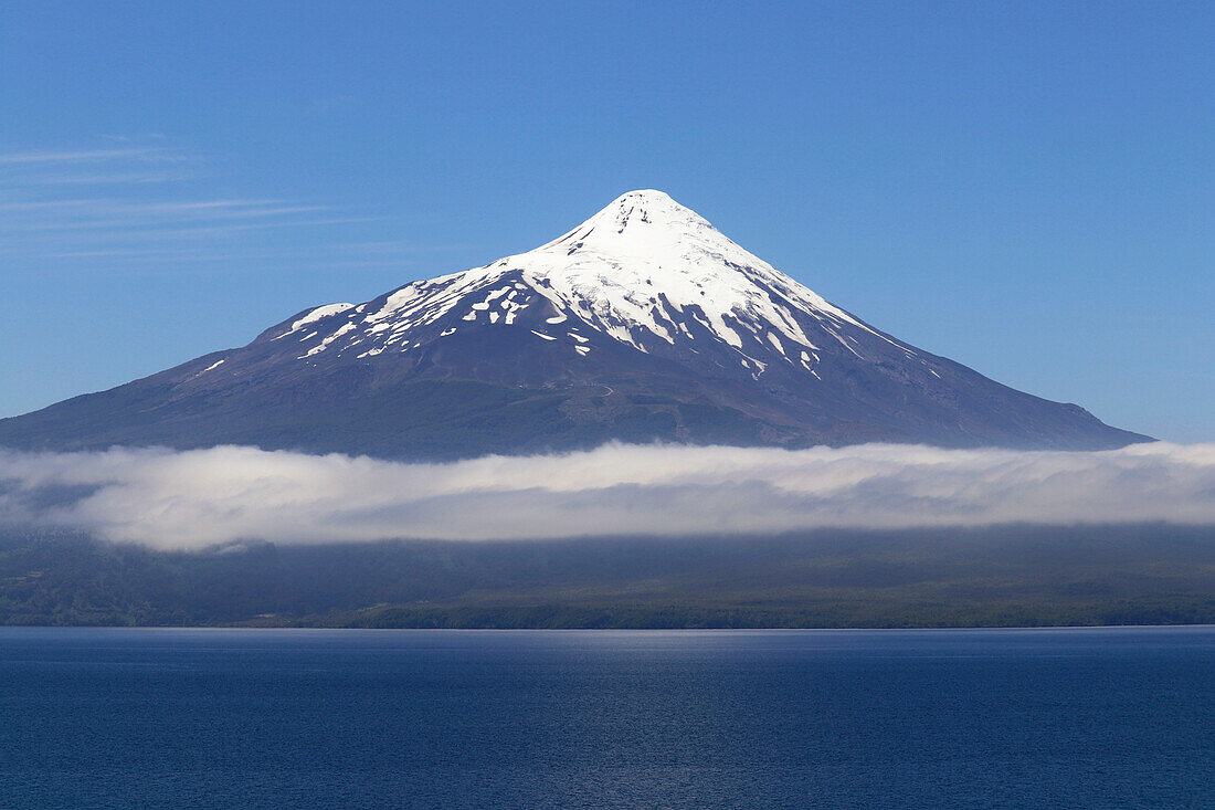 Chile; Southern Chile; Los Lagos Region; Mountains of the southern Cordillera Patagonica; Osorno Volcano; in the foreground Lake Llanguihue