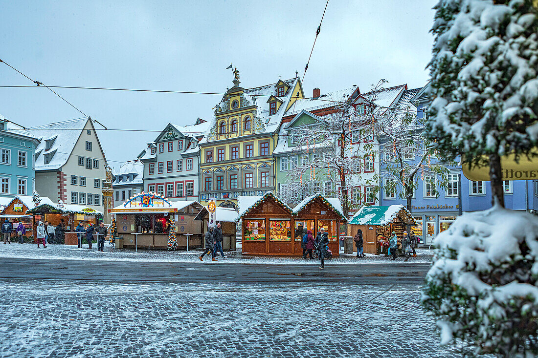 Weihnachtsmarkt vor dem Rathaus in Erfurt, Thüringen, Deutschland