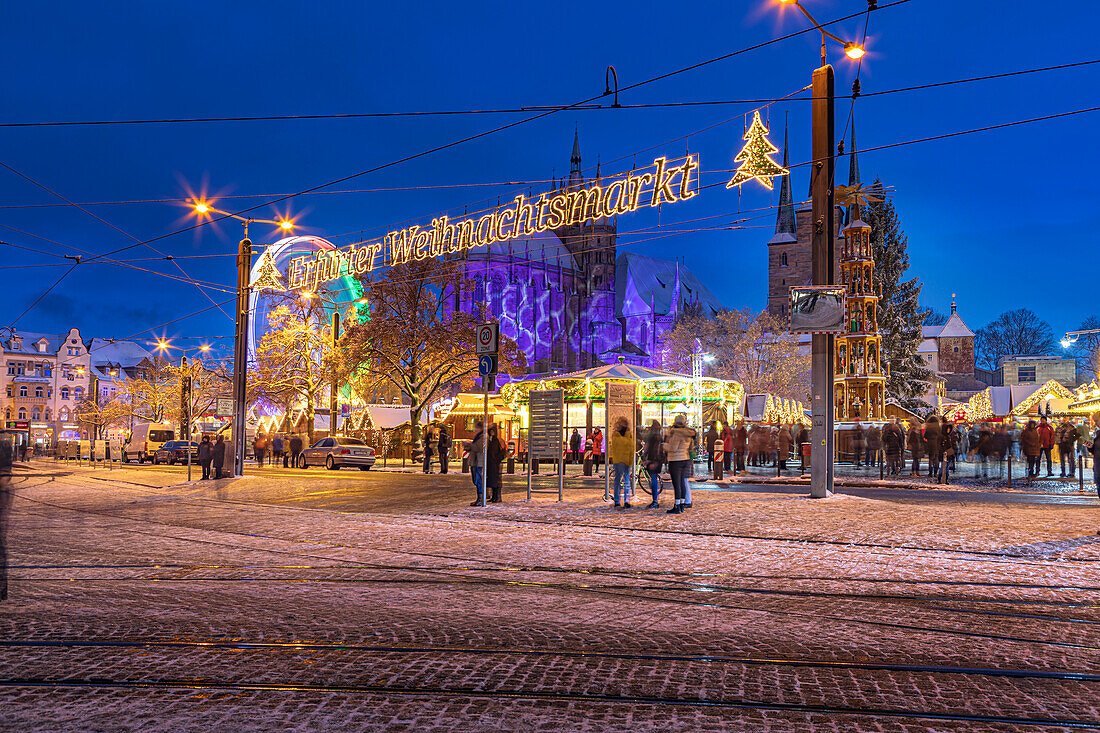 Weihnachtsmarkt auf dem Domplatz in Erfurt, Thüringen, Deutschland