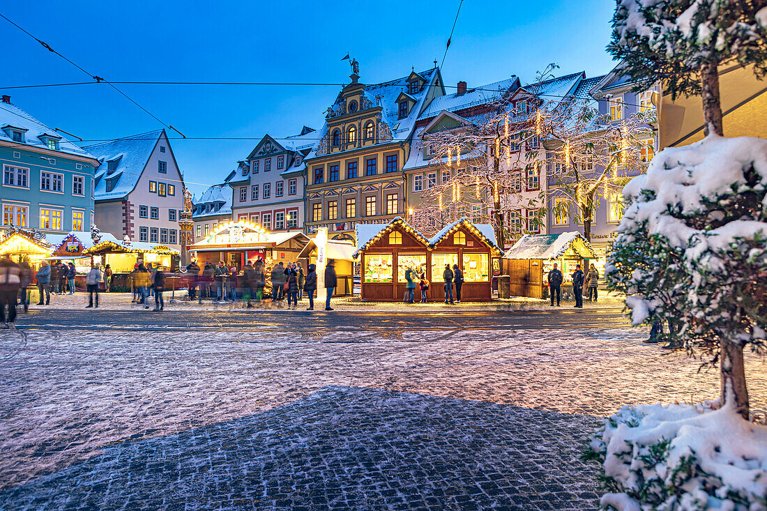 Weihnachtsmarkt vor dem Rathaus in Erfurt, Thüringen, Deutschland