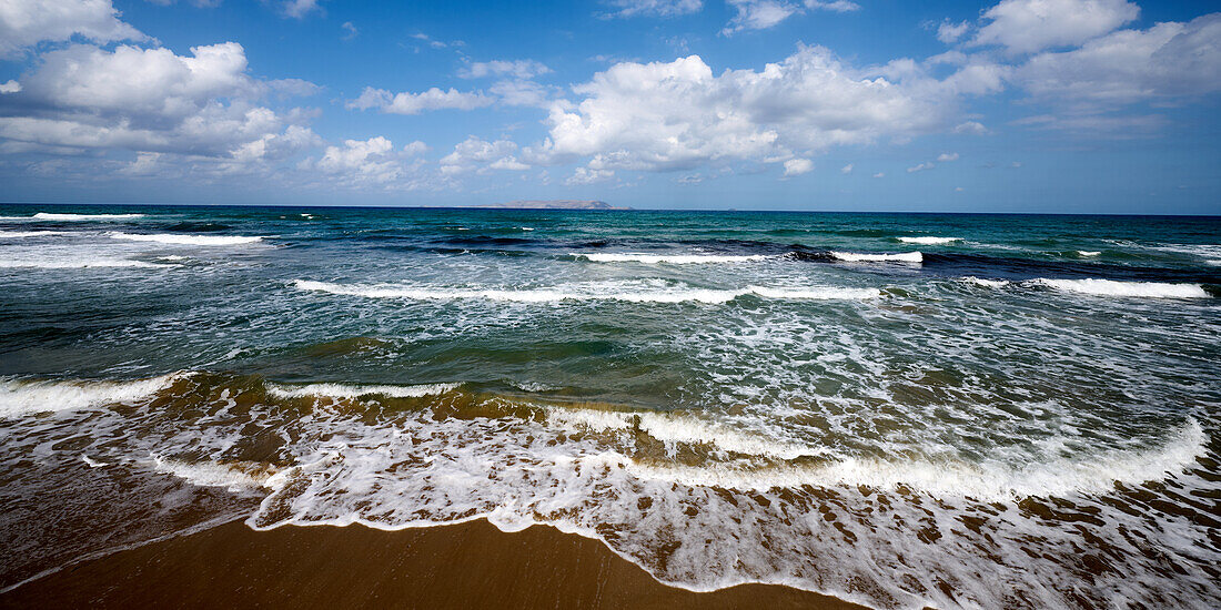 Blick auf des Kretische Meer von Kokkini Hani aus; im Hintergrund die Insel Dia. Kreta, Griechenland