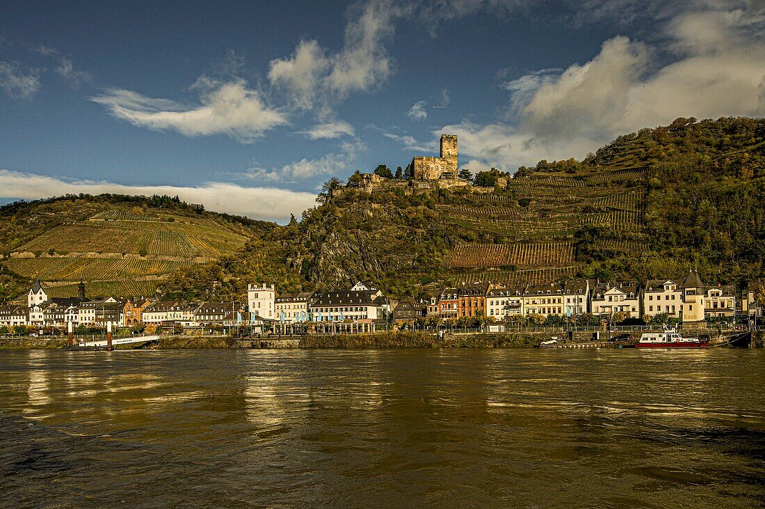 Herbststimmung am Rhein, Blick auf die Altstadt von Kaub und Burg Gutenfels, Oberes Mittelrheintal, Rheinland-Pfalz, Deutschland