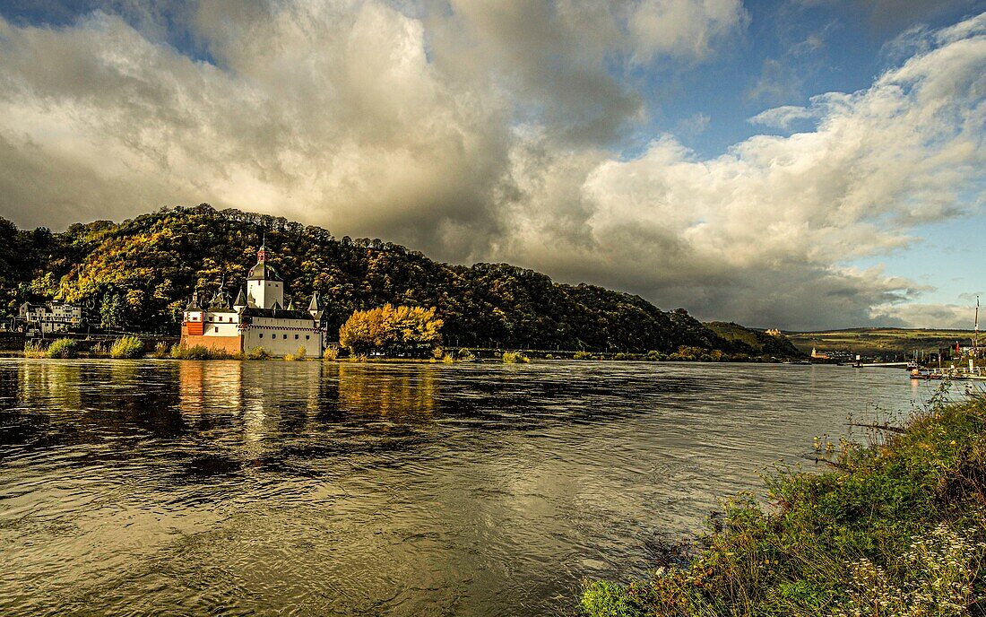 Autumn mood on the Rhine, Pfalzgrafenstein island castle in Kaub, in the background Schönburg and Liebfrauenkirche in Oberwesel, Upper Middle Rhine Valley, Rhineland-Palatinate, Germany