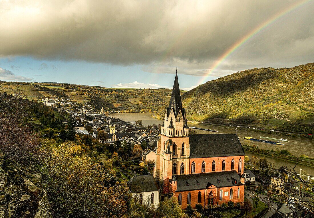 Regenbogen über dem Rheintal, Altstadt von Oberwesel, im Vordergrund die Liebfrauenkirche, Oberes Mittelrheintal, Rheinland-Pfalz, Deutschland