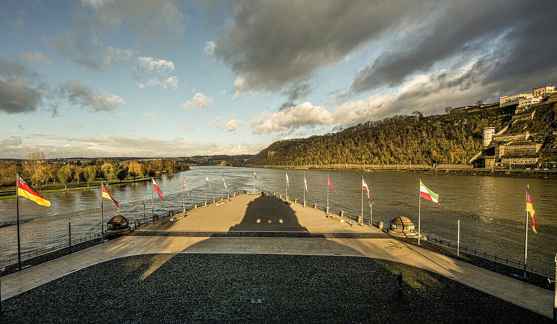 Flaggen der Bundesländer am Deutschen Eck am Zusammenfluss von Rhein und Mosel, Schattenbild des Kaiserdenkmal, Koblenz, Oberes Mittelrheintal, Rheinland-Pfalz, Deutschland