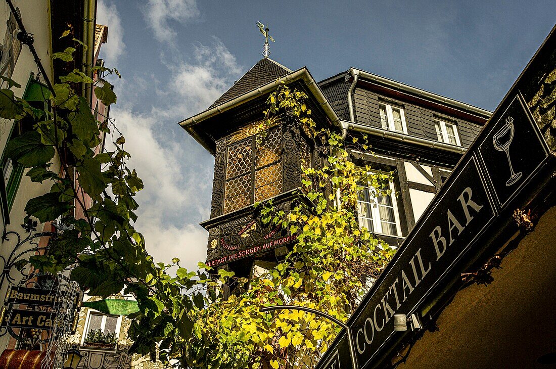 Malerische Fassaden von Weinhäusern und Cafés in der Drosselgasse, Rüdesheim, Oberes Mittelrheintal, Hessen, Deutschland