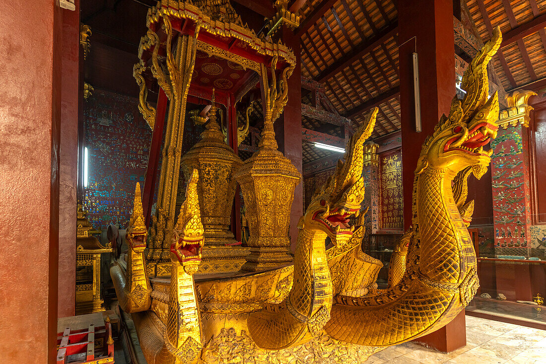 Nagas am Bestattungswagen in der Bestattungshalle  des buddhistische Tempel Wat Xieng Thong in Luang Prabang, Laos, Asien 