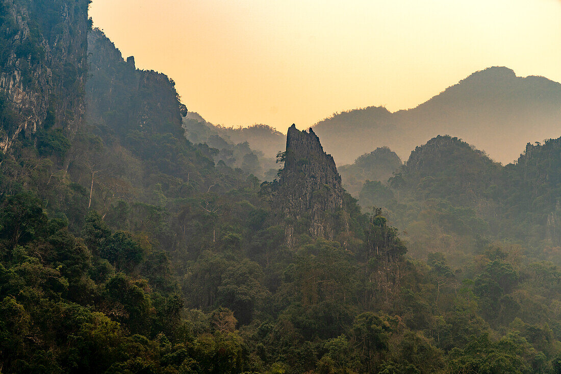 Karstberge in der Landschaft von Vang Vieng, Laos, Asien  