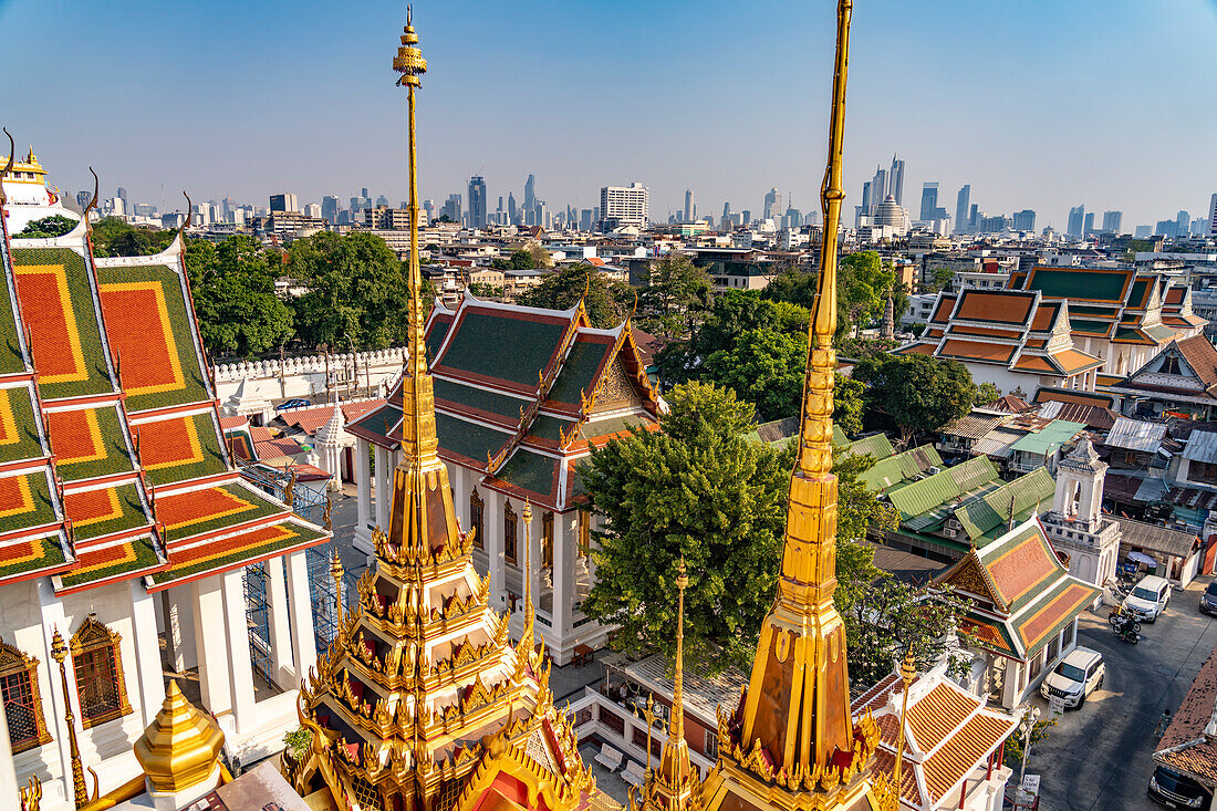 die buddhistische Tempelanlage Wat Ratchanatdaram und die Skyline, Bangkok, Thailand, Asien 