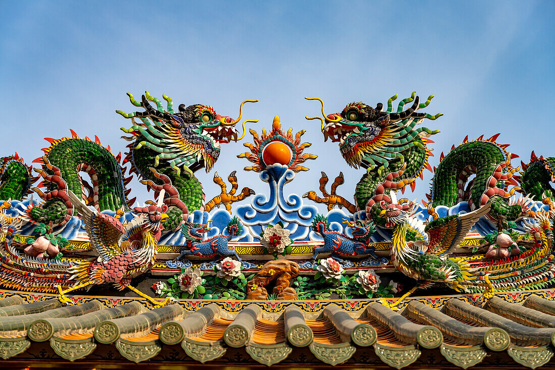 Dragon on the roof of a Chinese temple in Chinatown, Bangkok, Thailand, Asia