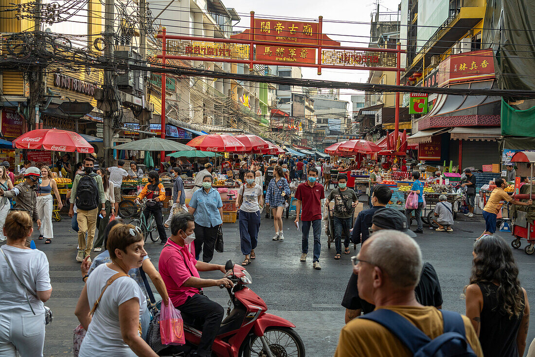 Belebte Straße in Chinatown, Bangkok, Thailand, Asien