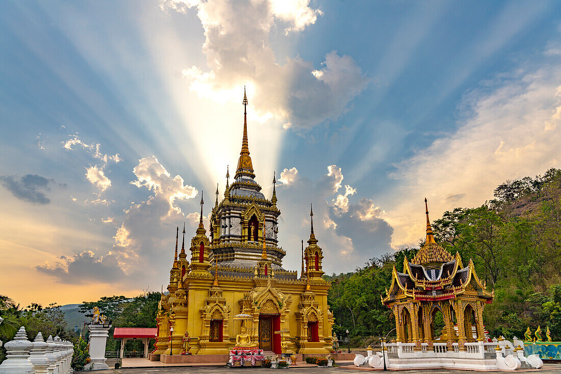 Sonnenstrahlen über dem buddhistischen Tempel Wat Namtok Mae Klang in Ban Luang, Chom Thong, Chiang Mai, Thailand, Asien 