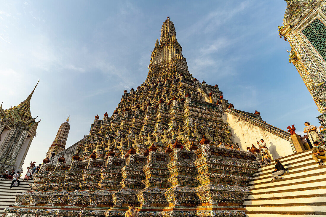 Der buddhistische Tempel Wat Arun oder Tempel der Morgenröte in  Bangkok, Thailand, Asien 