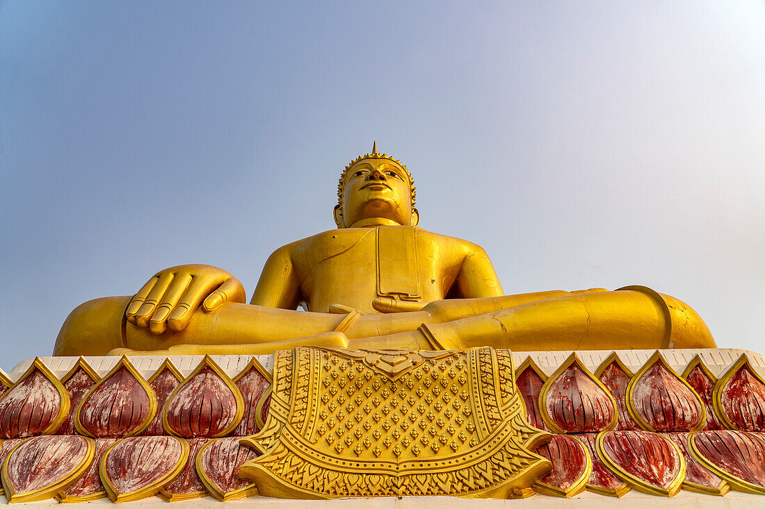 Grosser goldener Buddha auf dem Dach des buddhistischen Tempel Wat Lam Duan in Nong Khai, Thailand, Asien