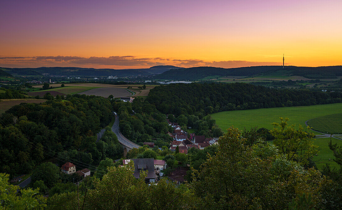 Blick von der Ruine Trimburg in Trimberg über das Fränkischen Saaletal zum Sonnenuntergang, Gemeinde Elfershausen, Landkreis Bad Kissingen, Unterfranken, Franken, Bayern, Deutschland