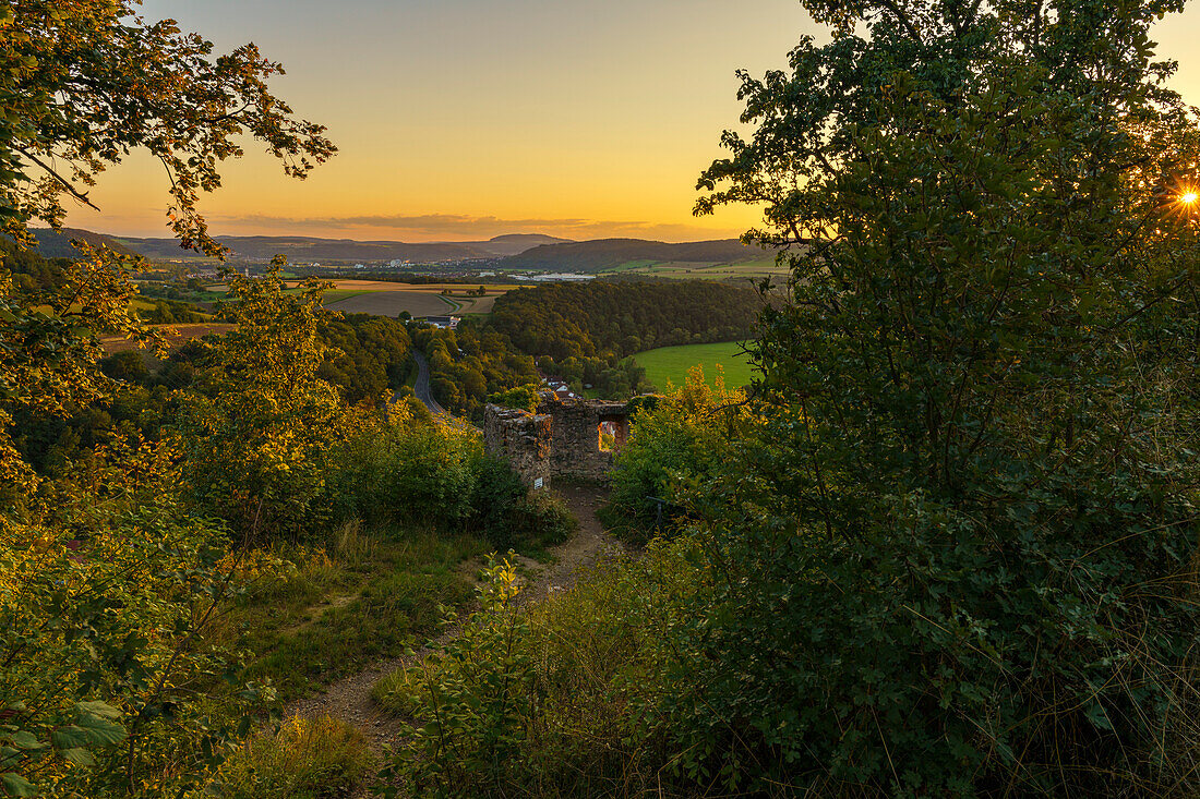 Blick von der Ruine Trimburg in Trimberg über das Fränkischen Saaletal zum Sonnenuntergang, Gemeinde Elfershausen, Landkreis Bad Kissingen, Unterfranken, Franken, Bayern, Deutschland