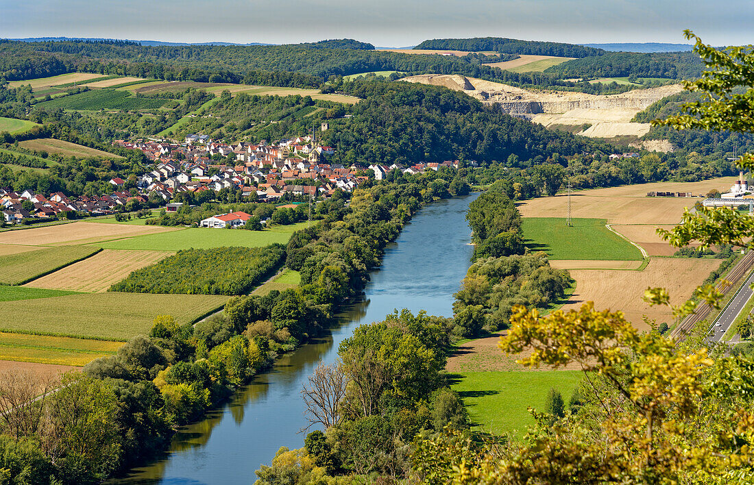 Landschaft und Weinberge zwischen Himmelstadt am Main und Stetten mit Blick in das Maintal, Landkreis Main-Spessart, Unterfranken, Bayern, Deutschland