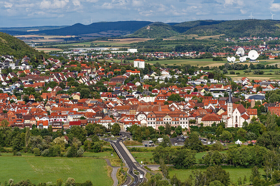 Blick vom Bergfried des Schloss Saaleck über die Weinstadt Hammelburg, Landkreis Bad Kissingen, Unterfranken, Franken, Bayern, Deutschland                             