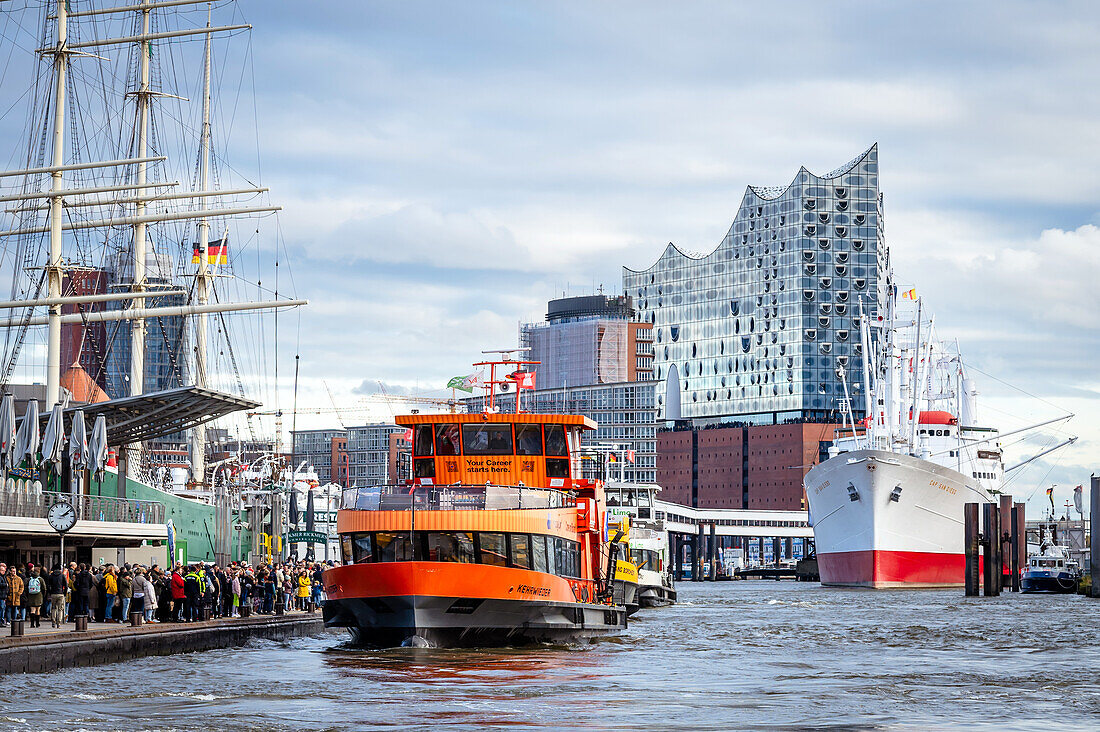 Blick auf eine Elbfähre im Hamburger Hafen, Elbphilharmonie im Hintergrund, Hafen, Landungsbrücken, Hamburg, Deutschland