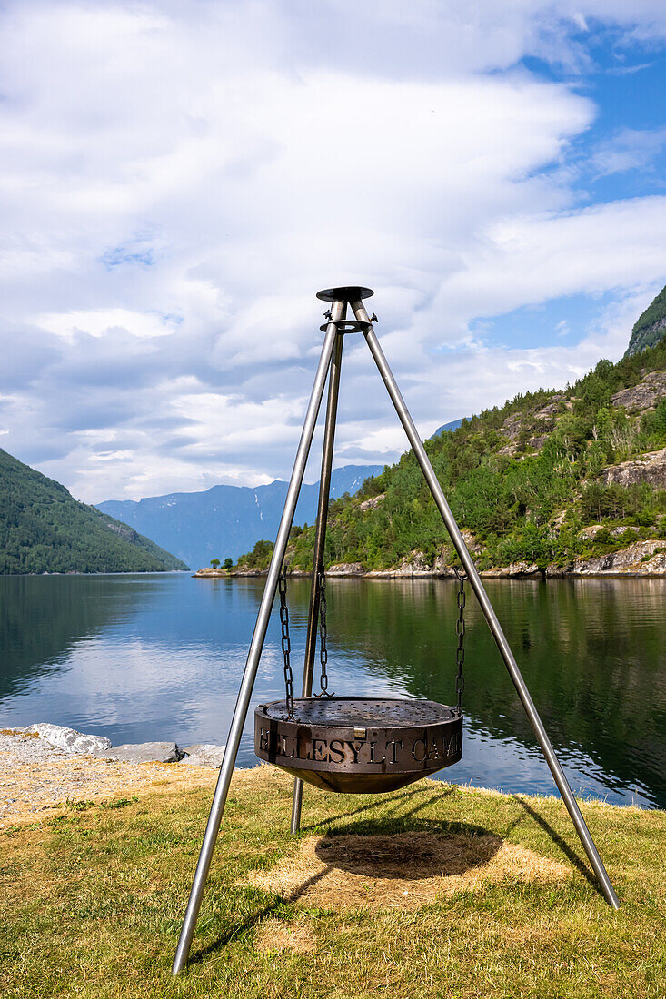 Grill auf dem Campingplatz in Hellesylt, Blick auf den Sunnylvsfjord in der Provinz Møre og Romsdal, Norwegen
