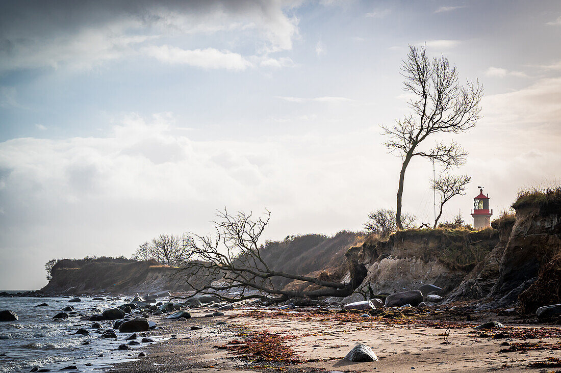 Blick auf die Steilküste und den Leuchtturm Staberhuk auf der Insel Fehmarn, Ostsee, Ostholstein, Schleswig-Holstein, Deutschland